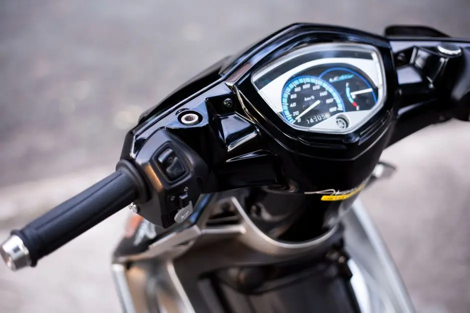 Tampak samping motor matik dengan stang aftermarket dan handgrip baru