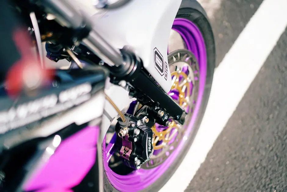 Modifikasi motor ringan kekinian dengan stiker custom dan pelek warna kontras