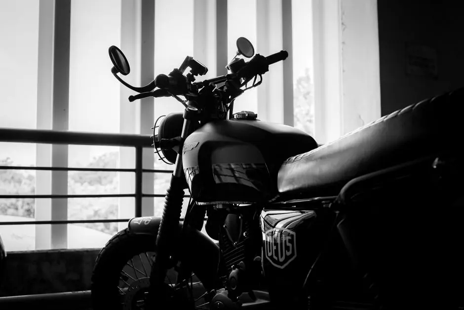 Detail crasher dan stripe reflektif di pelek motor